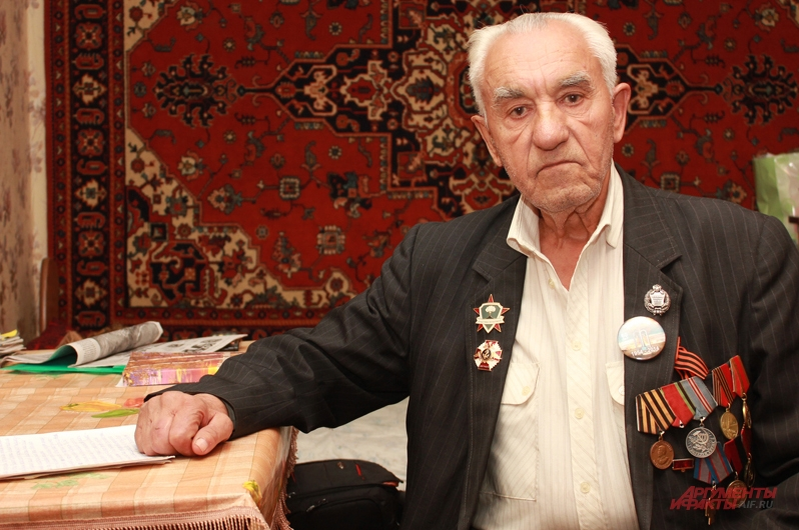 «Нас похоронило заживо. Я вместе со своим отрядом лежал в траншее глубиной 2,5 метра на расстоянии 6 км от взрыва. Сначала была яркая вспышка, потом услышали такой громкий звук, что на минуту-другую оглохли. Через мгновенье почувствовали дикий жар, тут же стали мокрыми, было тяжело дышать. Стены нашей траншеи сомкнулись над нами. Спаслись только благодаря Коле, который за секунду до взрыва сел поправить пилотку. Поэтому он смог вылезти из траншеи и откапывал нас», - вспоминает участник тоцких учений Леонид Погребной. «Из девяти человек, кто работал в составе биологической группы особого назначения, остался я один. У меня образование ветеринара, поэтому мне поручили отобрать клинически здоровых животных - лошадей, крупный и мелкий рогатый скот, свиней и даже кроликов. Мы разместили их на расстоянии 500 метров от предполагаемого эпицентра взрыва под разными системными укрытиями. Лошадей - под бетонными укрытиями, свиней - под дощатыми, коров - под свайными, кроликов и коз - в самолётах и танках. В живых остались только лошади и несколько коров, но на них было жалко смотреть - оплавившиеся рога, а тела будто облили кипятком».