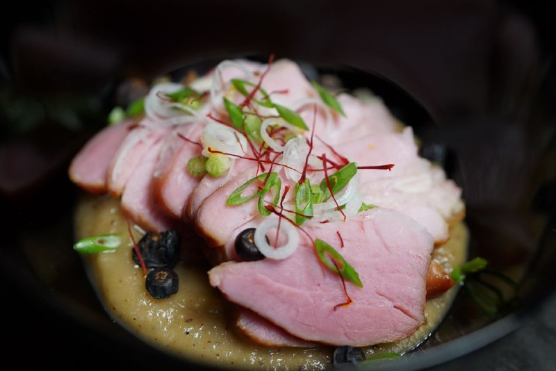 Ингредиенты:
свининая вырезка
яблоки
бальзамический уксус
сливочное масло
специи