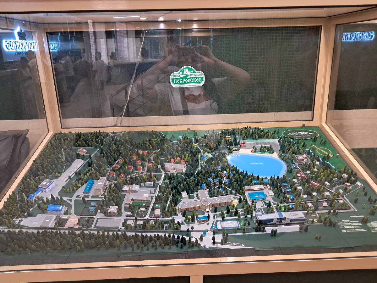 Территория дома отдыха Покровское большая. Номерной фонд разный.