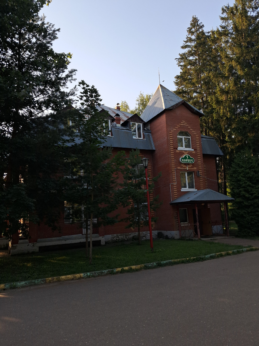 Мы жили в 5 корпусе....вспомнили пионерлагерь)) Удобства были в номере, кабельное телевидение, прохлада в номере без кондиционера. Но если вам хочется эстетики, лучше возьмите номер подороже.