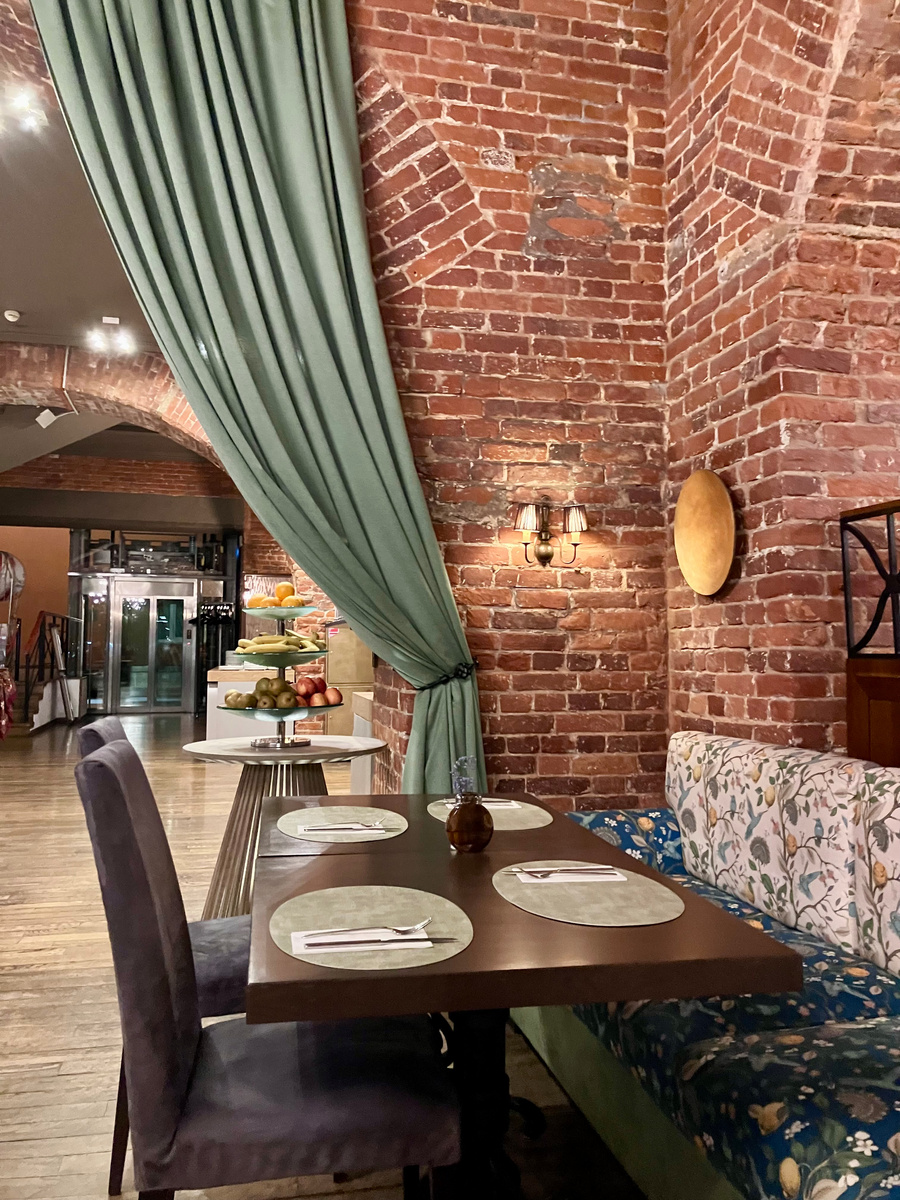 Отель Bridge Palace. Стрелка Васильевского острова. Фото автора. 