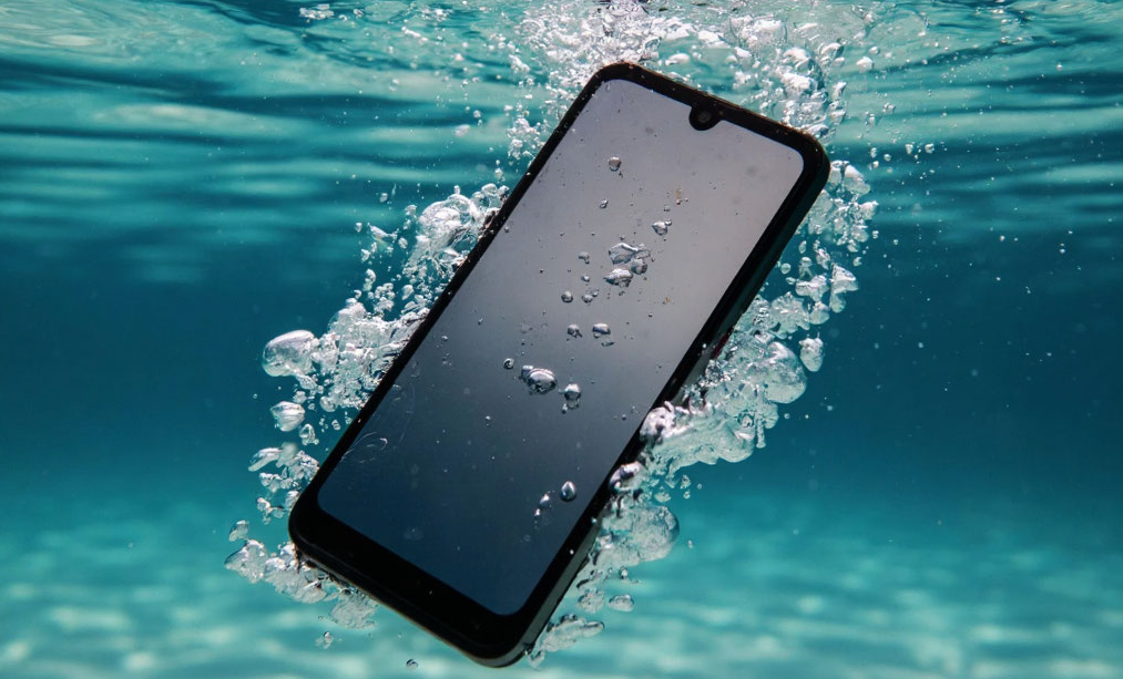 Стандарт IP68 – полная защита от пыли и возможность погружения в воду  на полчаса и дольше