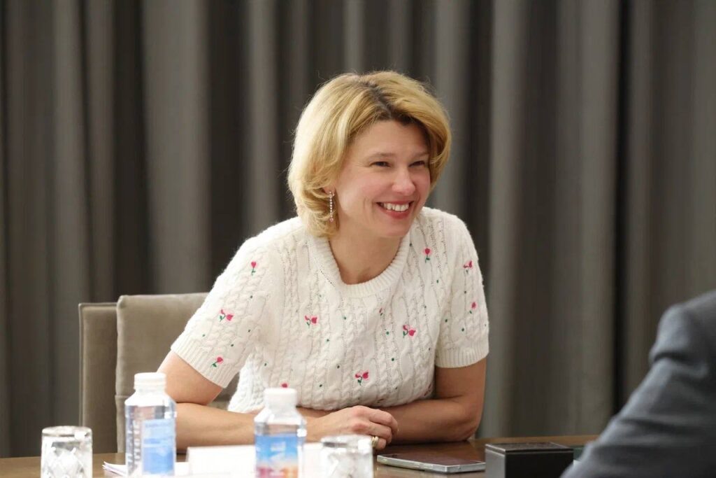     Евгений Солнцев обсудил с Оксаной Лут развитие АПК Оренбуржья Алла Черкесатова
📷    Евгений Солнцев обсудил с Оксаной Лут развитие АПК Оренбуржья Алла Черкесатова
