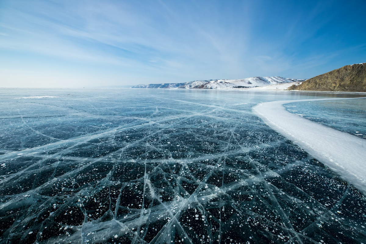 Даже 40-сантиметровая толща байкальского льда способна выдерживать вес давления в десятки тонн, поэтому гулять и передвигаться на разрешённом транспорте здесь безопасно.