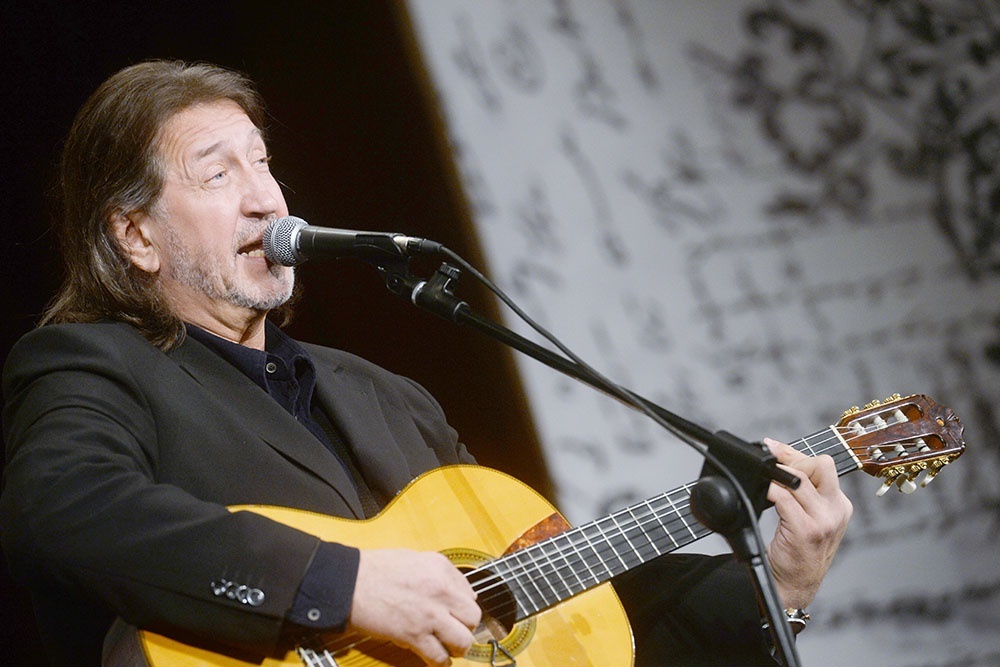    Олег Митяев отмечает 70-летний юбилей 19 февраля 2026 года. Народный артист России остается самым узнаваемым лицом отечественной бардовской песни. / Кирилл Каллиников/РИА Новости