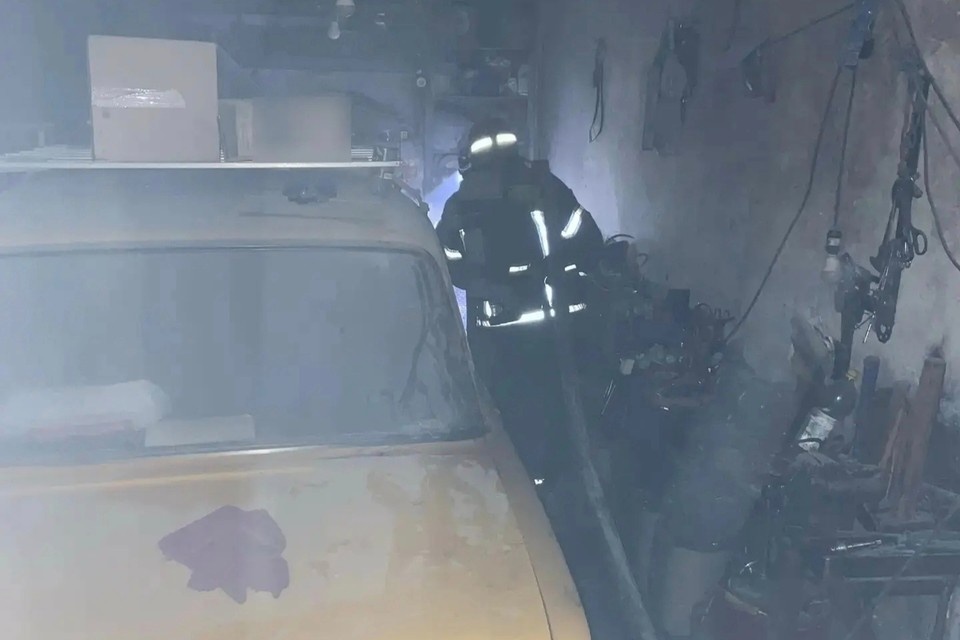    Из плотного дыма удалось вовремя вызволить мужчину пресс-службы ГУ МЧС по Алтайскому краю