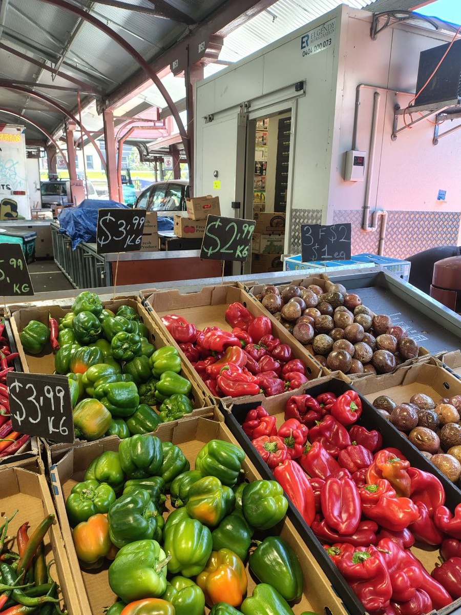 Странно. что красные перцы стоят дешевле зеленых, но сегодня было вот так. Красные 162 рубля за кг, зеленые 215 за кг.