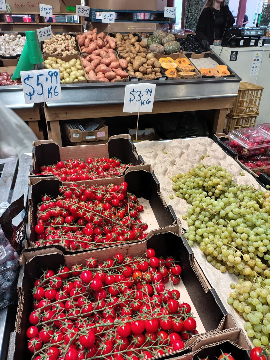 Здесь я покупала виноград киш-миш по 215 руб за кг. Очень вкусный. Помидорки дороговаты, 325 за кг, при том что можно найти и за 108 вполне приличные.