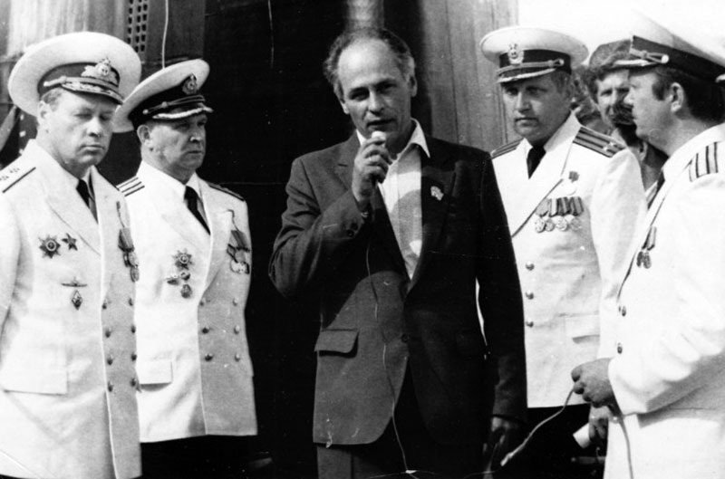 Фото из сети интернет, свободный доступ. / На переднем плане, слева направо: Командир Бел. ВМБ вице-адмирал Мочалов В.М., Ответственный сдатчик Чувакин В.М., Командир К-278 капитан 2 ранга Зеленский Ю.А. , Заместитель командира по политической части капитан 2 ранга Кундрюков В.И. и другие на митинге в честь подъёма Военно-Морского флага.