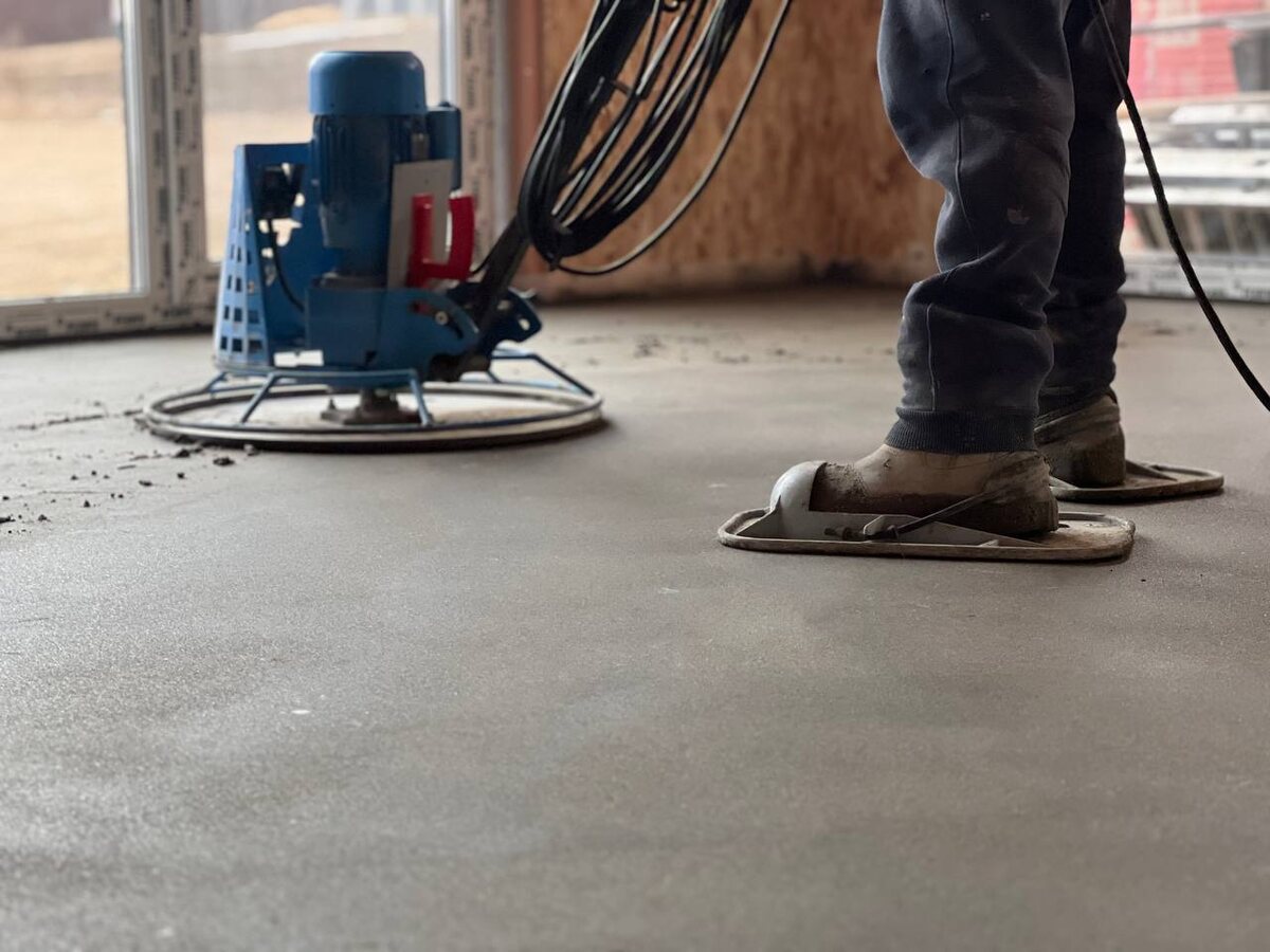 Устройство механизированной полусухой стяжки пола