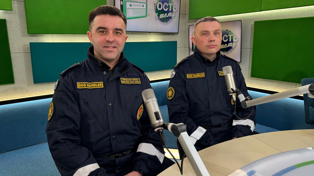 Фото: МТРК «Мир»/слева Арслан Сехетов, начальник кинологической службы Республиканского отряда специального назначения «ЗУБР» МЧС; справа Сергей Язинский, инспектор-кинолог кинологической службы Республиканского отряда специального назначения «ЗУБР» МЧС