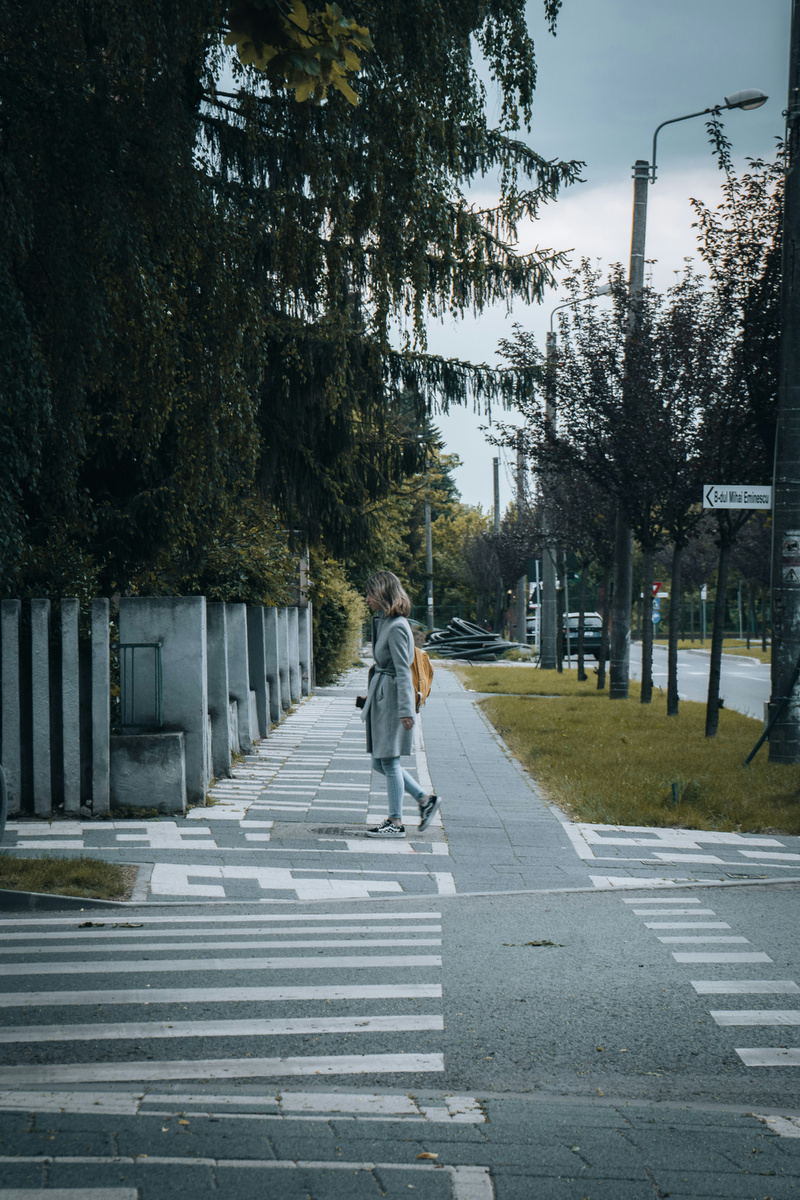 📷 ФОТО: уверенная женщина идёт по улице одна