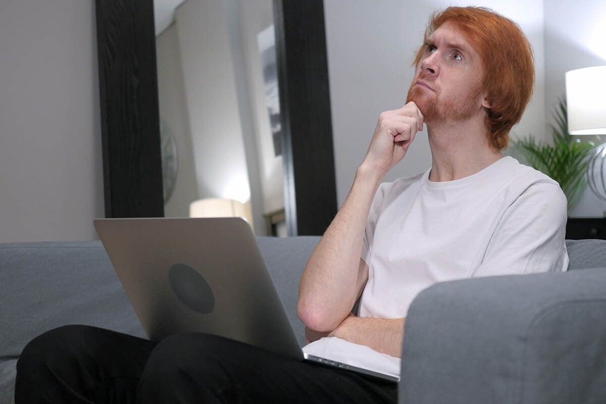 Ситуация, когда деньги не приходят в обещанные сроки, выбивает из колеи. Но чаще всего проблема не в «злом инспекторе», а в ошибках, которые легко исправить. Источник: syedfahadghazanfar / Shutterstock / FOTODOM📷
