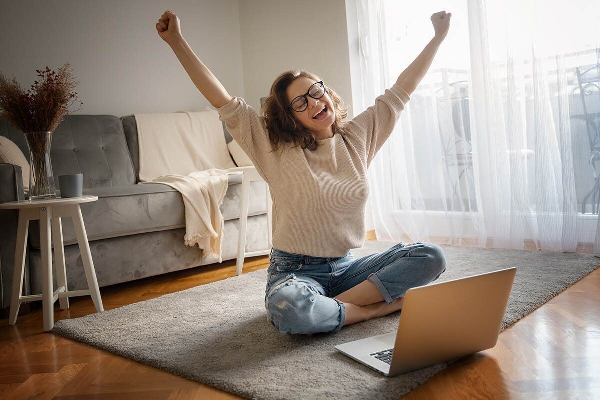 Быстрее всего деньги приходят по упрощенной процедуре. Источник: Olezzo / Shutterstock / FOTODOM📷
