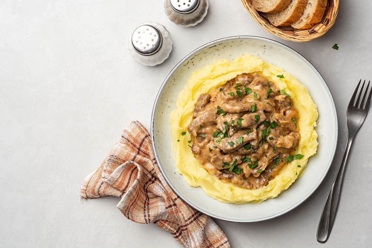 Бефстроганов — тонкие нежные полоски мяса в соусе. Источник: nesavinov / Shutterstock / FOTODOM📷
