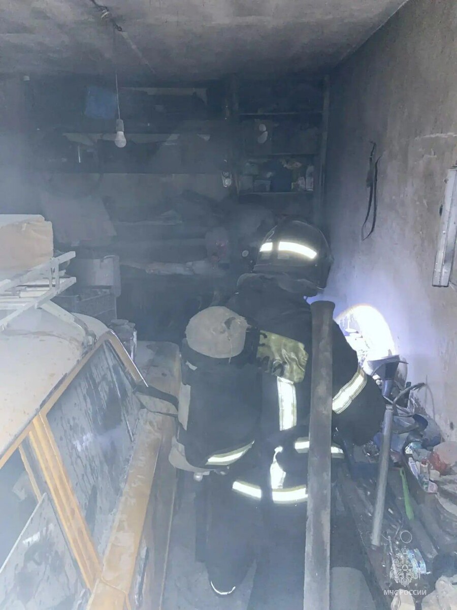    Пожар в гаражном боксе на улице Солнечная Поляна. Источник: ГУ МЧС России по Алтайскому краю