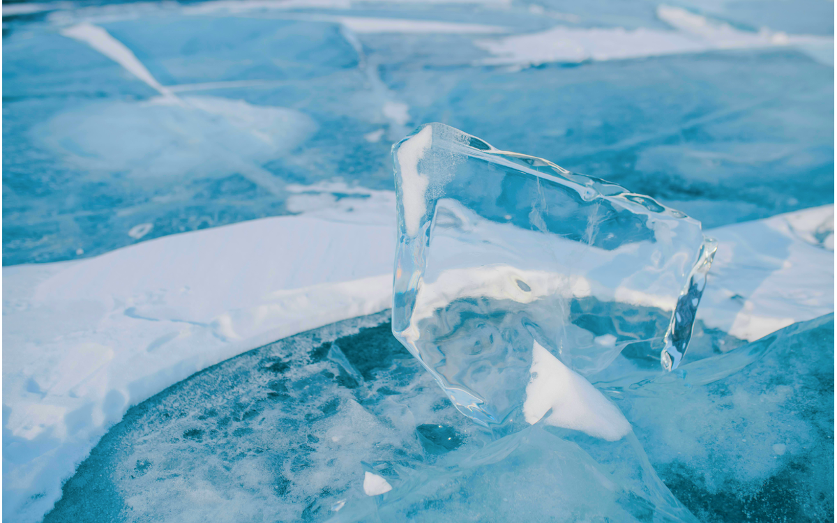 Прозрачный лёд Байкала, фото