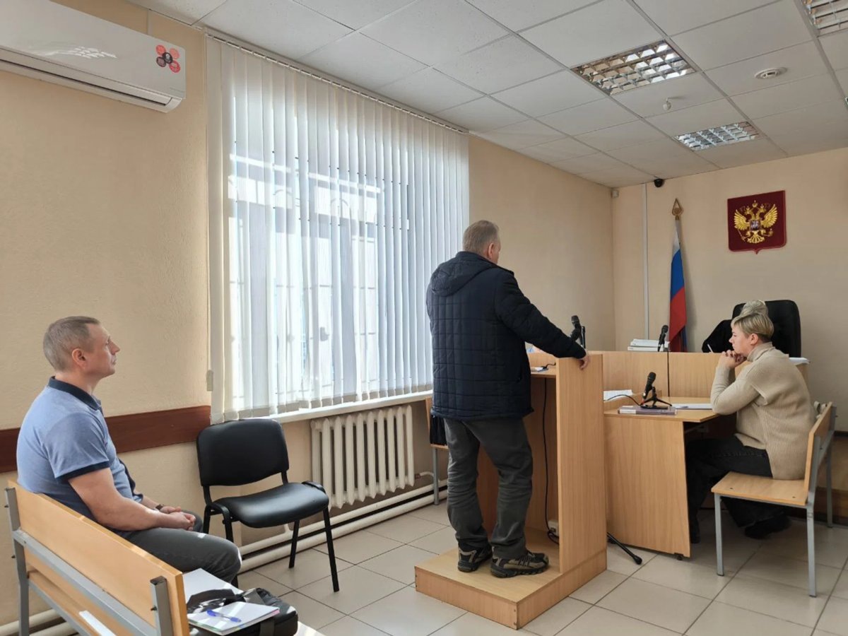    Глава Кетовского округа (за трибуной) дал показания в суде