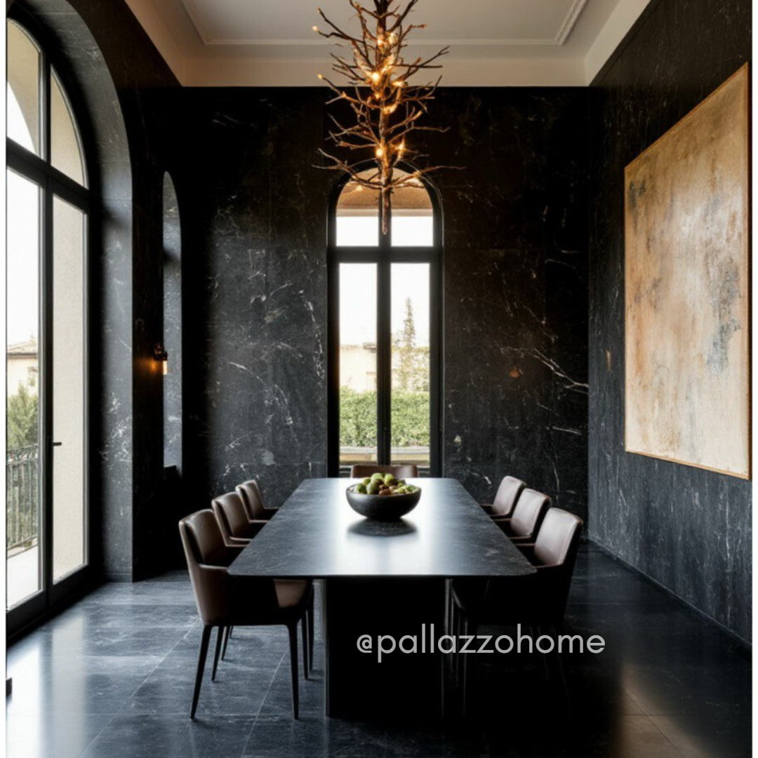 Столовая с чёрным мрамором и панорамными окнами. Чёрный мрамор в интерьере создаёт эффект роскоши и архитектурной глубины. Тёмные стены в доме с высоким потолком и крупной люстрой подчёркивают масштаб пространства.