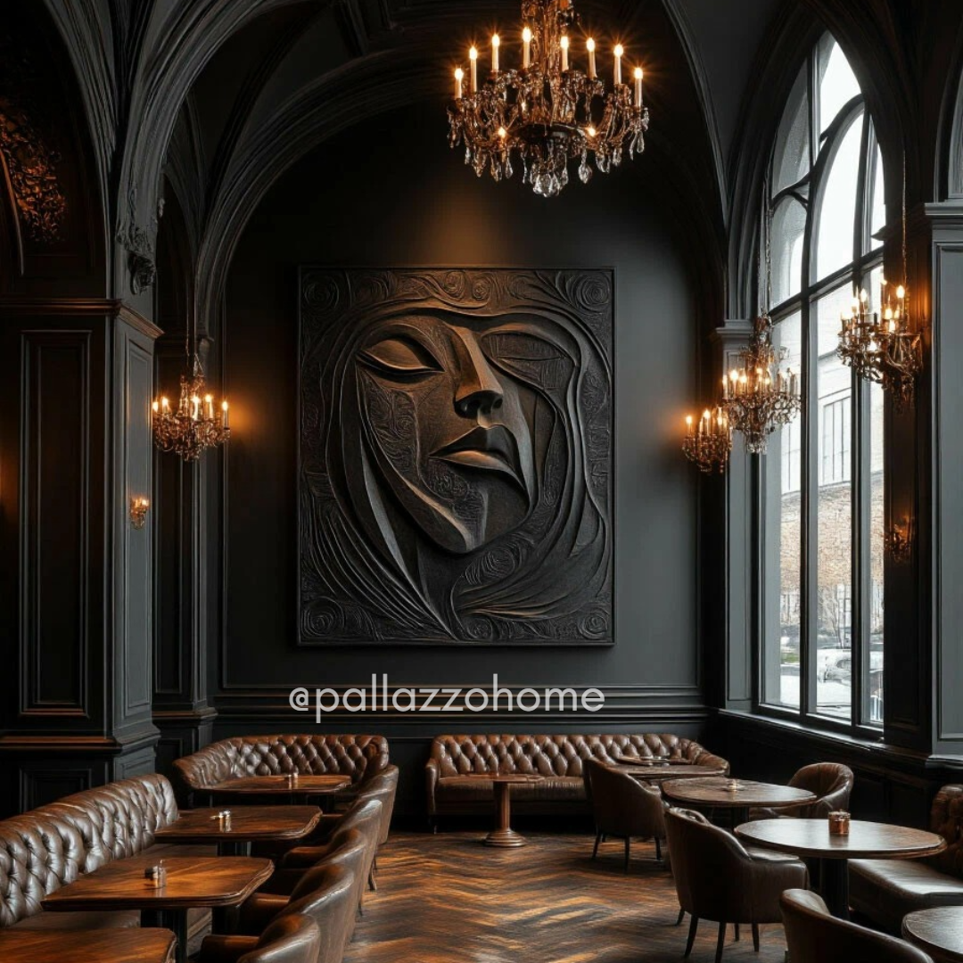 Интерьер с чёрными стенами в стиле арт-деко: тёмные панели, кожаные диваны, высокие арочные окна и крупное арт-панно, демонстрация глубины чёрного цвета в просторном помещении.
