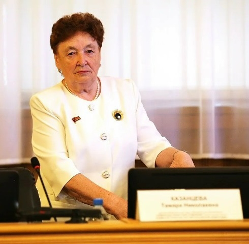 Сама не пробовала уборщицей поработать, или на заводе? Такие, как она и предлагают повысить пенсионный возраст.