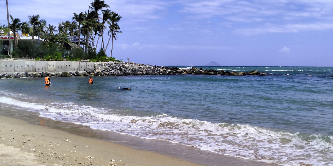 Когда Центральный пляж Нячанга штормит, едем на север в Vega City. Море без волн