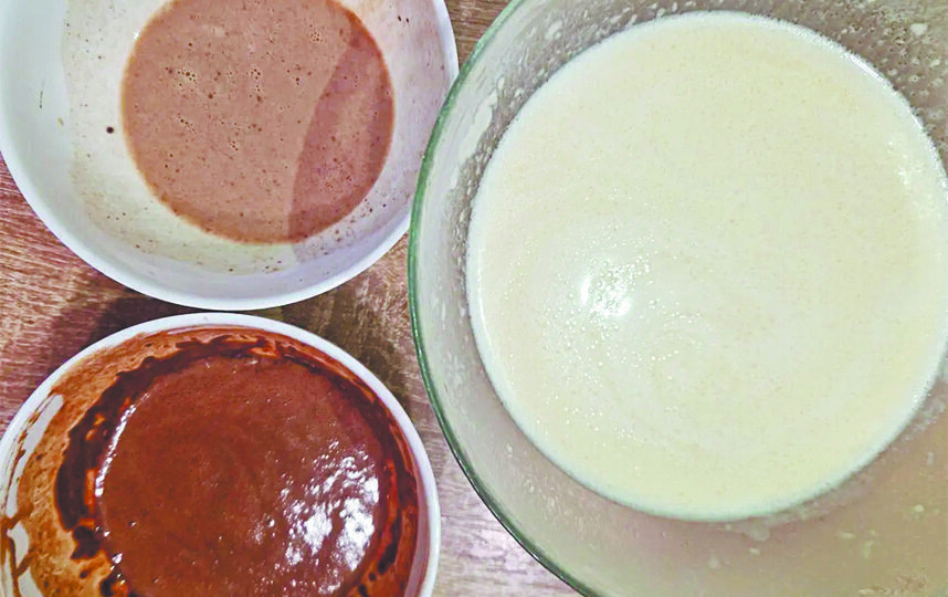    Для леопардовых блинов тесто нужно разделить на три неравные части.Виктория Мельникова