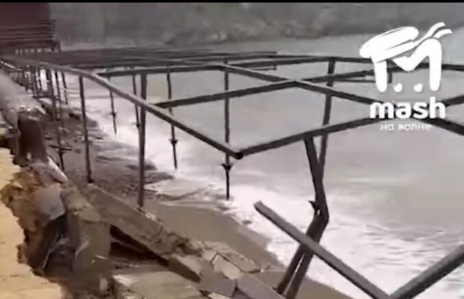    разрушенная набережная в Судаке / кадр из видео, "Mash на волне"