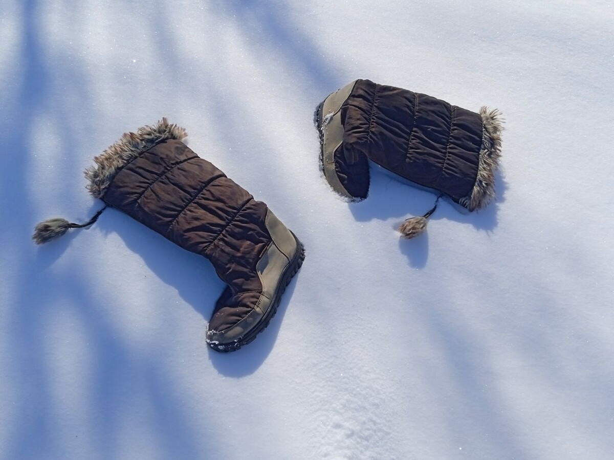 Собственное фото автора. Мои сапоги-дутики из 2010 года. Фото от 4 февраля 2026 г. Именно эти сапоги из 2010 года напомнили мне ТЕ сапоги из девяностого, историю появления которых теперь я вспоминаю. 