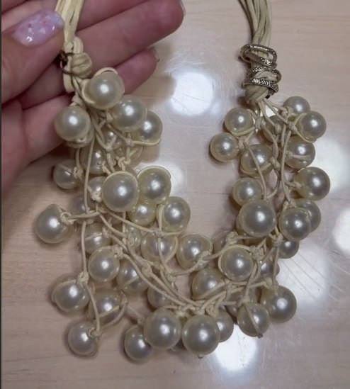 Это колье попало ко мне уже прожившим хорошую жизнь: красивое по цвету, пышное, полное воздуха и свободы.