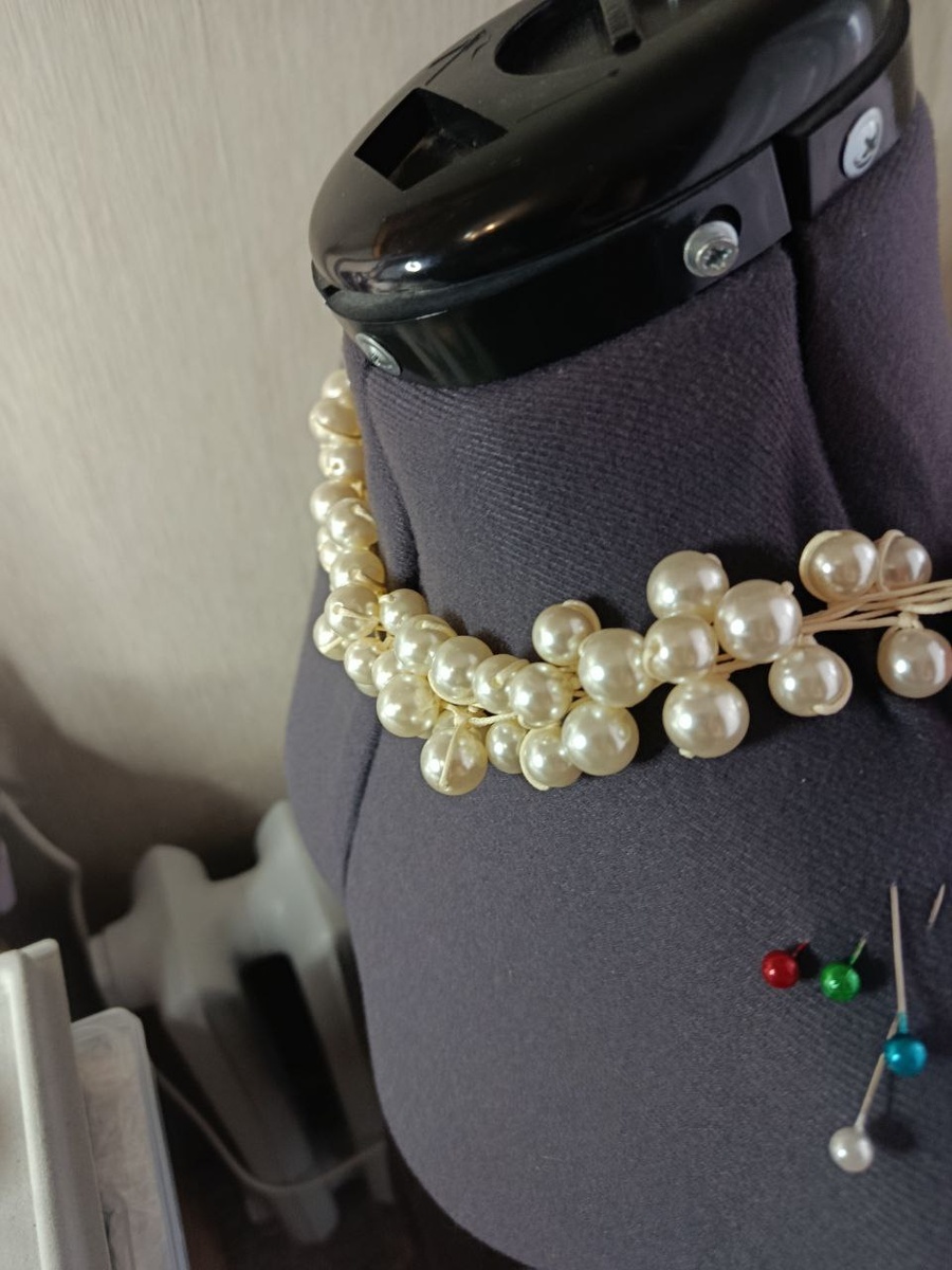 А лежит красиво, прямо по шее, очнь женственнно.