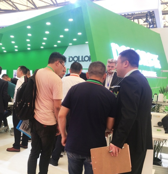 ИНТЕРМИКРО объявляет о начале поставок промышленных швейных машин DOLLOR, которые уже хорошо известны в России. Как официальный дилер DOLLOR в России, ИНТЕРМИКРО осуществляет поставку и сервис всей продуктовой линейки DOLLOR.

 

HEJIANG DOLLOR SEWING MACHINE CO., LTD — современный высокотехнологичный производитель промышленного швейного оборудования из Китая, входящий в структуру Китайской ассоциации швейного оборудования. Компания базируется в городе Лишуй, провинция Чжэцзян.



DOLLOR - это производитель швейных машин более высокого класса, основанный выходцами из ZOJE.

Это не "бренд-инжиниринг", а крупный производитель со своим заводом и инновационными разработками, ориентированными на эффективность и качество.

  

DOLLOR самостоятельно производит: