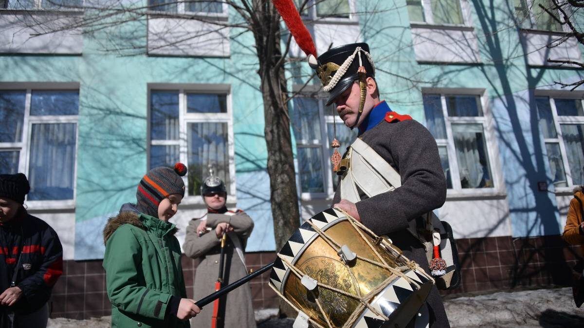    Руслан Вахаев в образе пехотного барабанщика в районе Орехово-Борисово Южное / Фото: Анна Малакмадзе / Вечерняя Москва