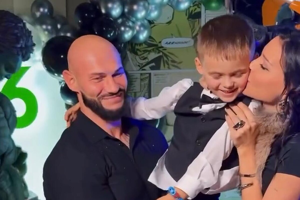    Оксана Самойлова и Джиган с сыном Социальные сети