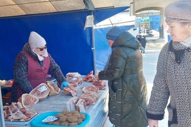    Пенсионеры говорят, что на Суворовском рынке можно купить хорошие продукты по приемлемой цене. Фото: АиФ/ Алексей Крайний