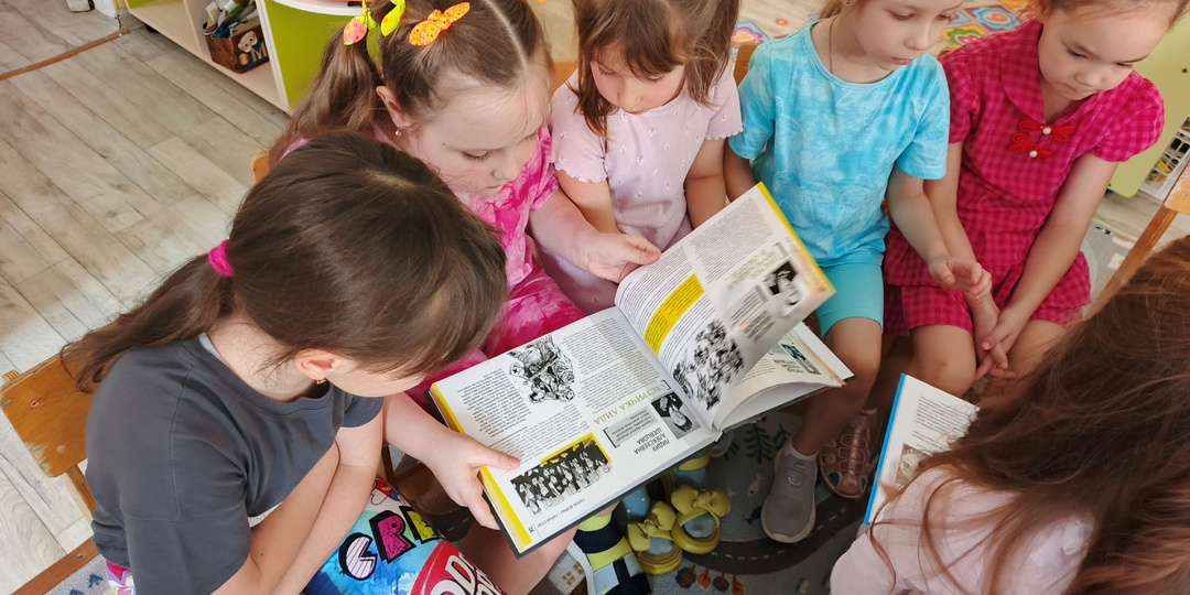 Накануне Международного Дня книгодарения активисты бородинских предприятий СУЭК-Красноярск побывали в детских садах города