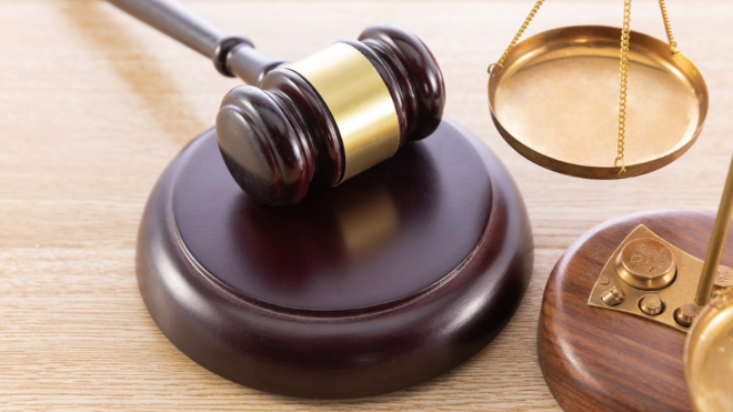 Фото: https://ru.freepik.com/free-photo/high-angle-shot-gavel-scale-wooden-surface_13701660.htm#