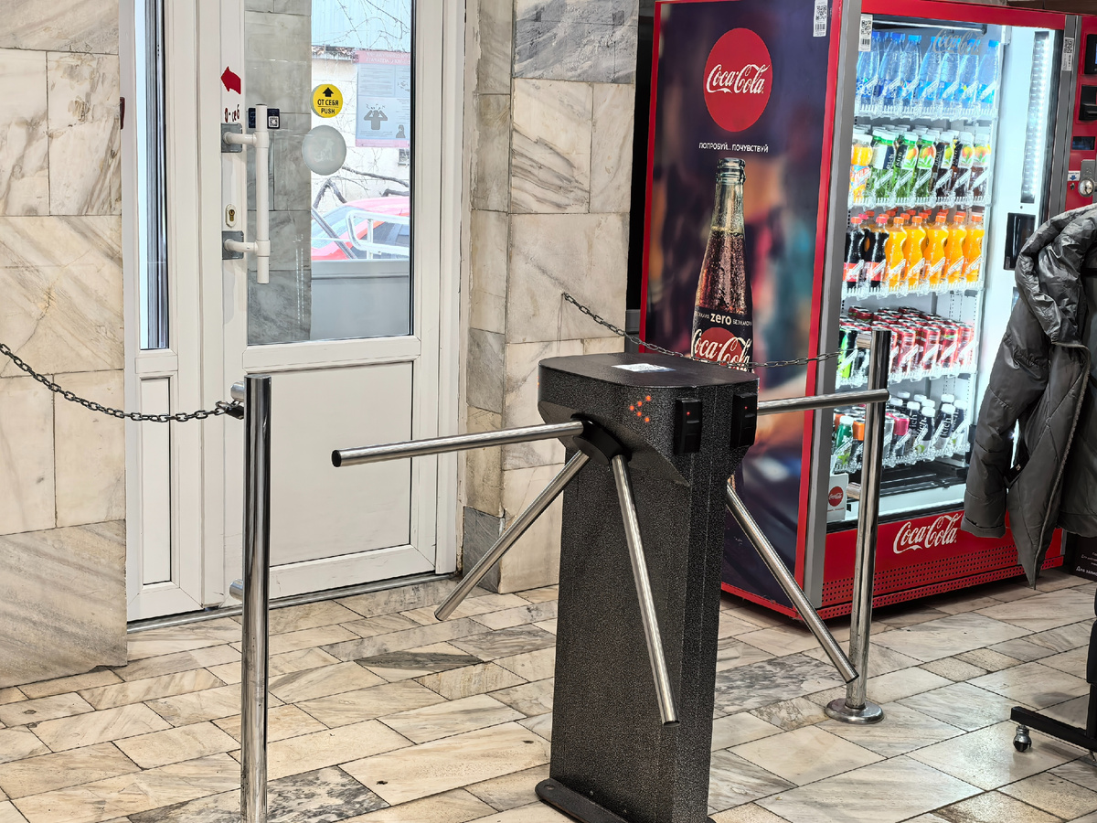 Турникет в фойе лечебного корпуса. Фото автора блога