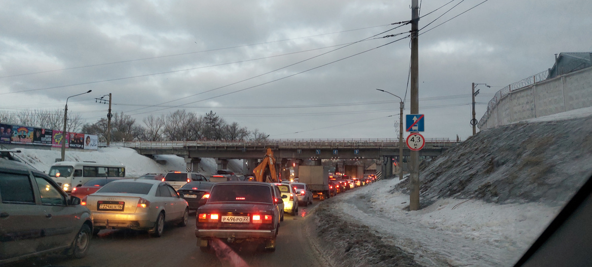 Едем втроем в больницу №8, частично по Павловскому тракту, под путепроводом для поездов. Узкое местечко Барнаула.