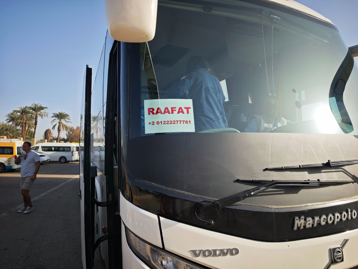 наш автобус + табличка гида.