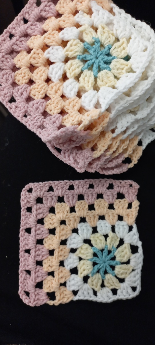 А это фото моих квадратов, вот они такие, как мне хотелось. Фото сделано буквально на коленке)