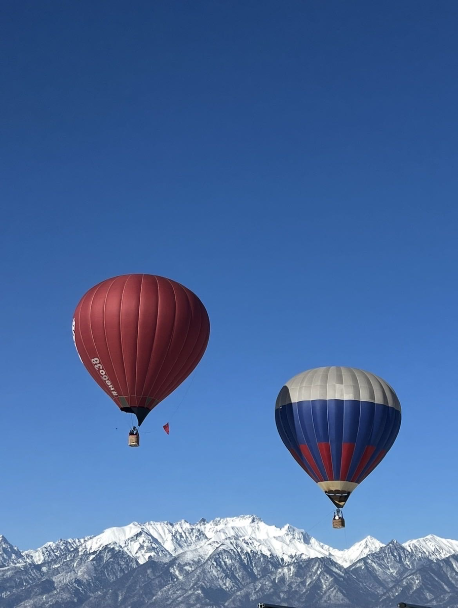 Шары на фестивале поднимаются на высоту 12-этажного здания! Фото: Первый Байкальский