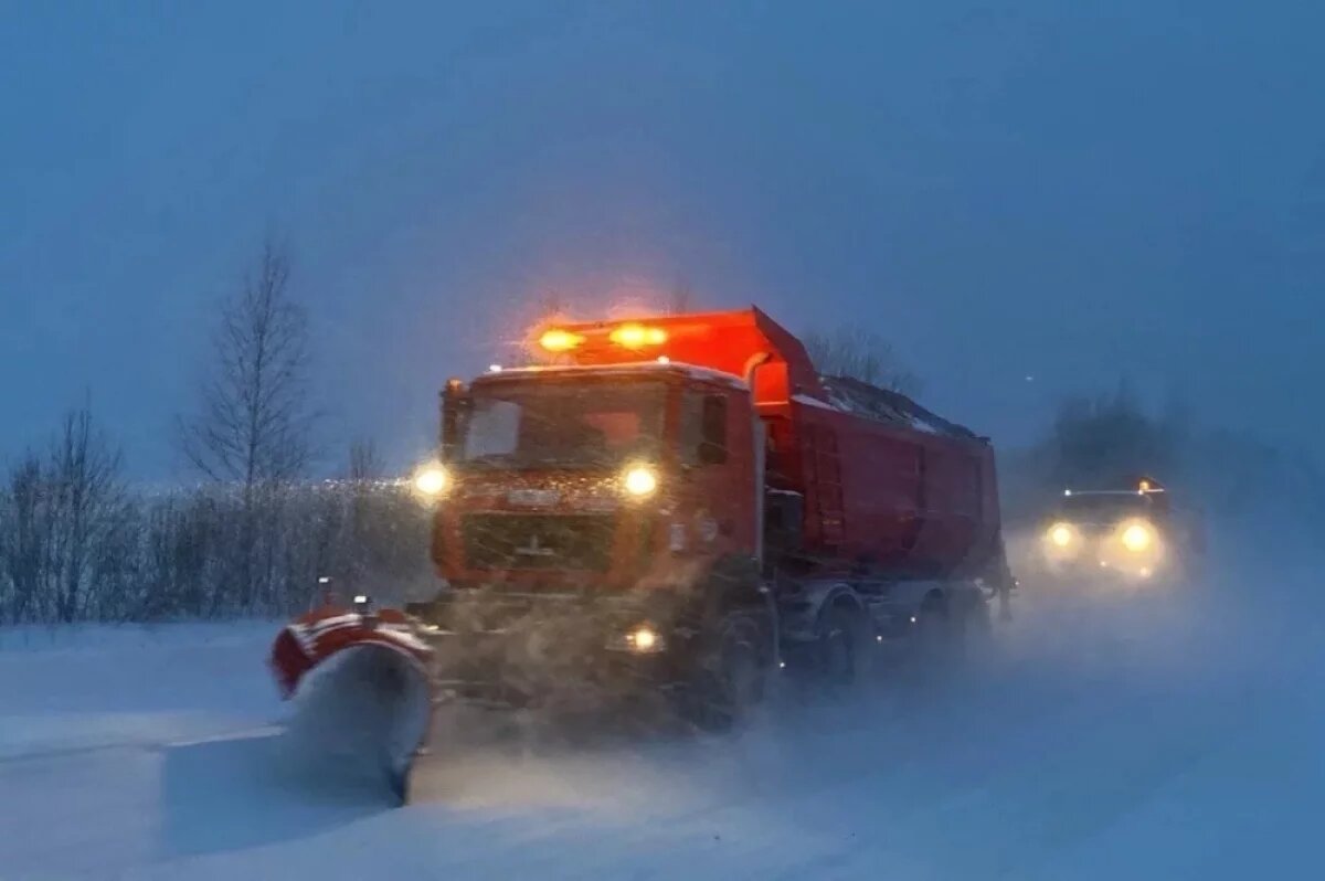    Более 170 единиц техники расчищают дороги в Тверской области в снегопад
