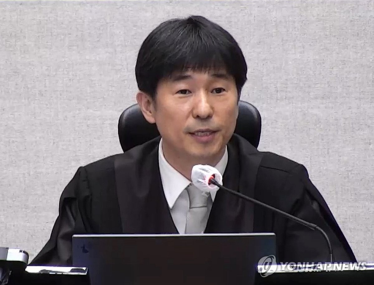 
Главный судья Чжи Гви Ён