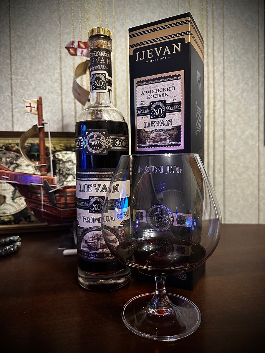 Покупал я этот коньяк в сети Алкотека по цене в 2450 р. Это была акционная цена.