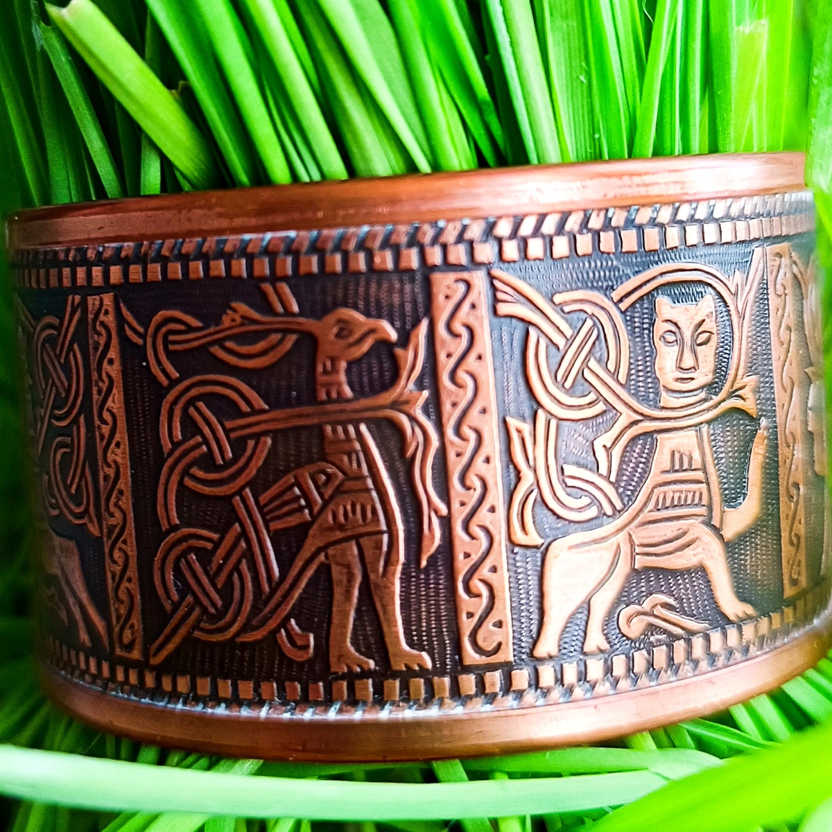 Древние символы связаны с ростом, с жизнью. Браслет XIII века