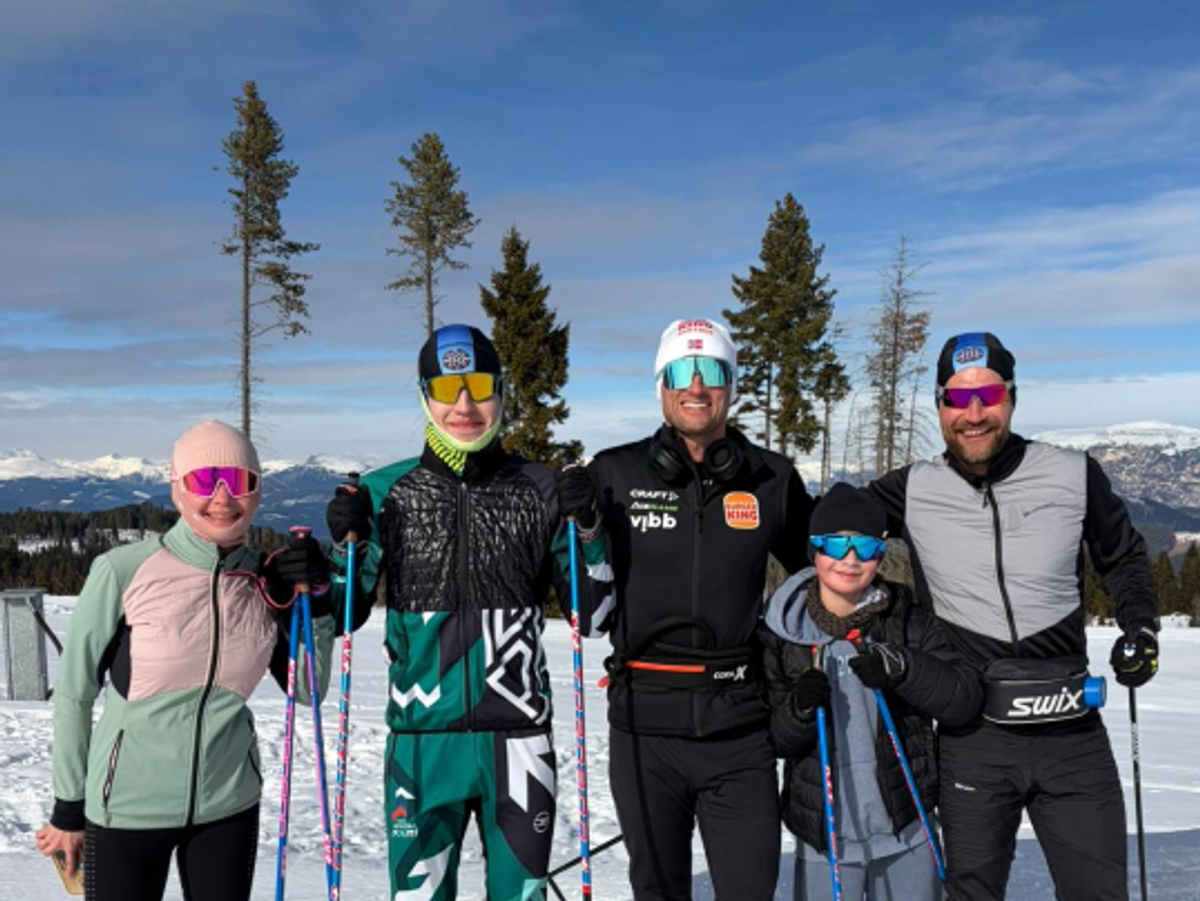    Алексей Петухов (справа) с семьей и Петтером Нортугом (посередине) | © Фото : социальные сети