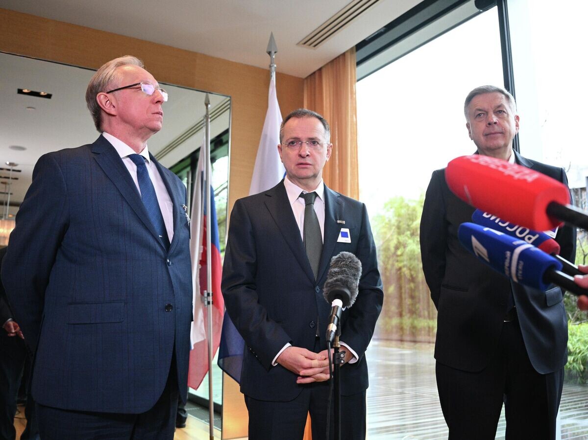    Заместитель министра иностранных дел РФ Михаил Галузин, помощник президента РФ Владимир Мединский, начальник главного разведывательного управления Генерального штаба ВС РФ адмирал Игорь Костюков во время пресс-подхода в отеле "Интерконтиненталь" в Женеве | © РИА Новости / Кирилл Зыков