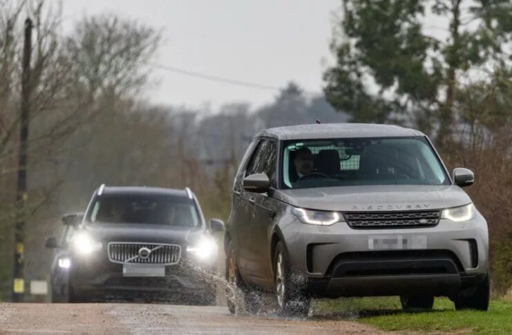    На фото: К дому Эндрю подъезжают полицейские машины без опознавательных знаков / telegraph.co.uk