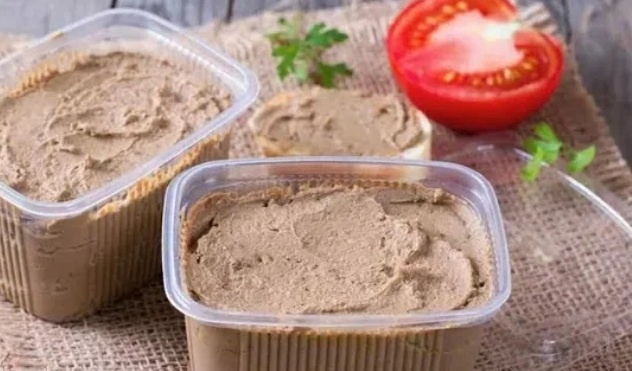 Паштет из куриной печени с морковью и луком.